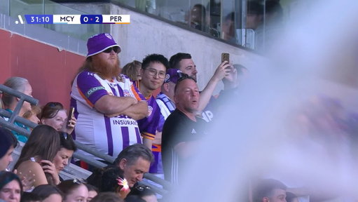 Nothing like @PerthGloryFC recruiting @TheBarmyArmy! 🏴󠁧󠁢󠁥󠁮󠁧󠁿🤝

How good do those chants sound around AAMI Park 😂

#MCYvPER continues LIVE on Paramount+ 