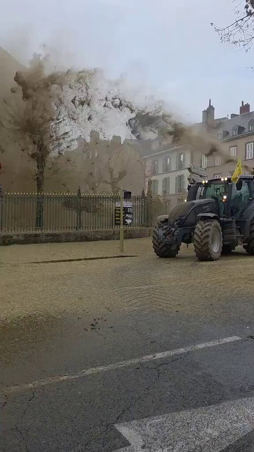 French farmers are promising to dump manure on officials at the Élysée Palace on January 6, 2026, as protests over EU-Mercosur trade deals and strict regulations continue to roil the countryside. 