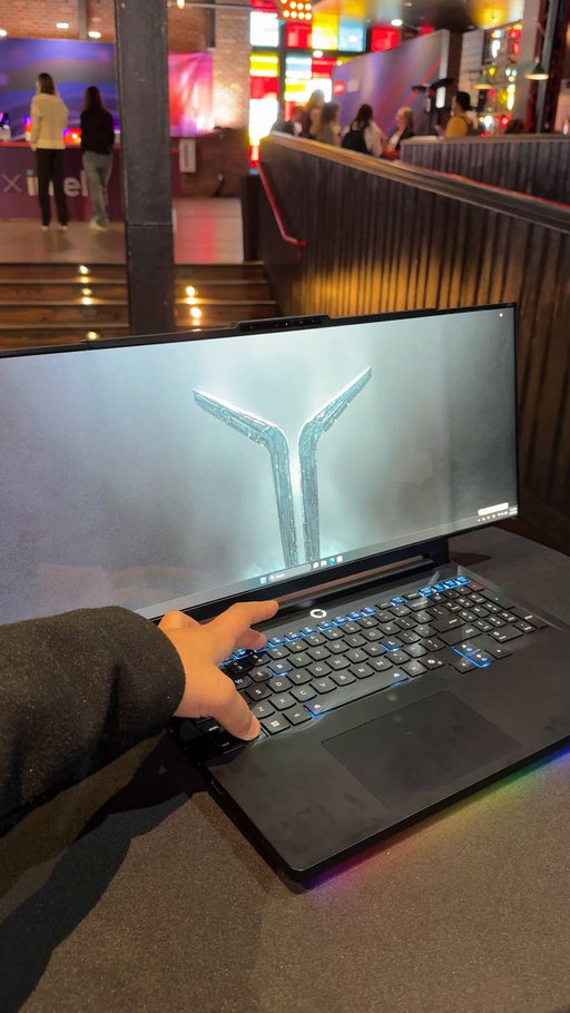 This one can extend from 16” to 24” and it’s OLED … #CES2026 