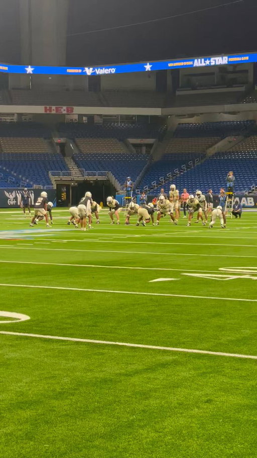Ohio State WR signee Chris Henry Jr. gets loose on a screen @AABonNBC. 

Impressive mobility by USC OT signee Vlad Dyakonov (LT, #51).

Live updates: https://t.co/69zkjoCCYD 