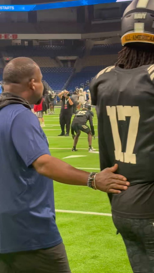 Ohio State signee Jerquaden Guilford being held down the field and still comes up with the catch.

Updates: https://t.co/mxNM1itbAu 