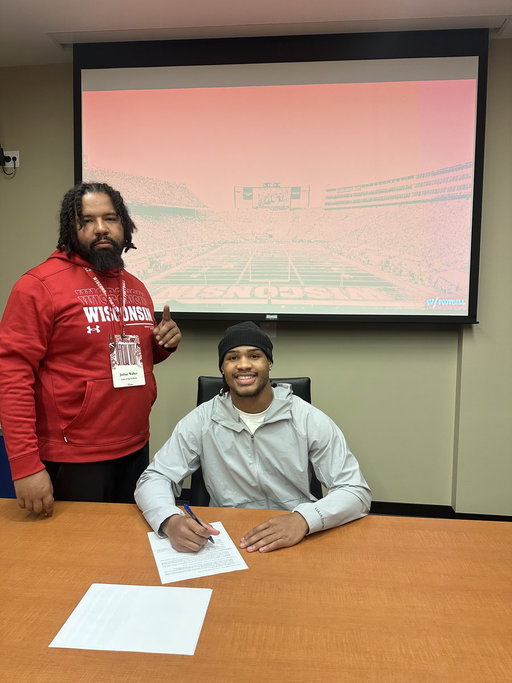Wisconsin lands commitment from big-time Missouri safety transfer Marvin Burks Jr. , per his agent Joshua Walker (@whynotjoshua) 
https://t.co/Ppq64idPZG 