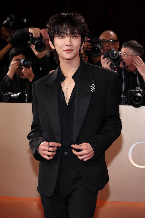 I feel like these pictures of Joshua Hong of @pledis_17 deserve an award of their own! 🏆 

📍 #GoldenGlobes 