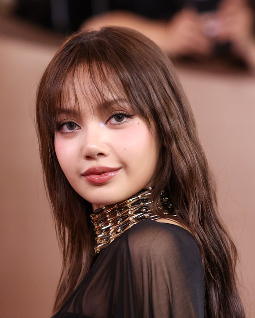 #Lisa’s wispy bangs and light waves are going straight to our mood board. The #BLACKPINK star is taking the #GoldenGlobes red carpet by storm. 