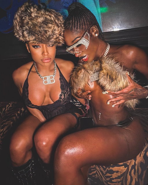 2 fit chicks walk into a bar… 😝✨ 