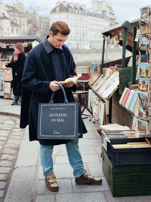 Captured along the banks of the Seine, the new Dior Book Cover Totes with Raphaël Quenard and the “Les Fleurs du mal” by Charles Baudelaire.

More https://t.co/SGfcF8VpmQ

#DiorBookTote 
