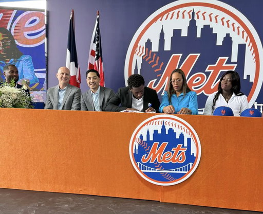 Shortstop Wandy Asigen signs with the New York Mets for $3.9 million. 