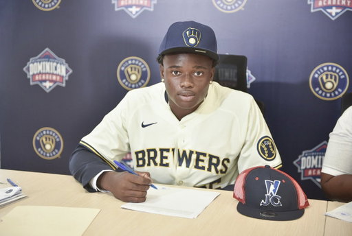 Milwaukee Brewers signing Dominican shortstop Ricky Moneys.

Big, big bat speed from one of the top signings this year for Milwaukee. 