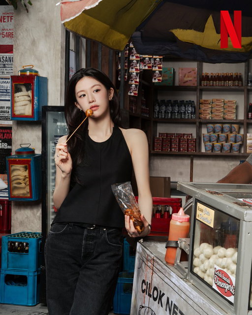 Sambil nunggu dijemput Kakang Kim Seon-ho, Go Youn-jung lagi nangkring dulu jajan cimol sama kerupuk 🍡🍘❤️  

📺: Can This Love Be Translated? 