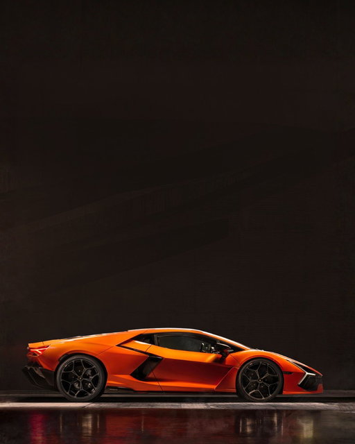 We close 2025 with a new delivery record.
With 10,747 cars delivered globally, we strengthen our presence in the world and a solid and steady growth path.
A result made possible by the success of an entirely hybridrange, unique in the super sports car segment. 