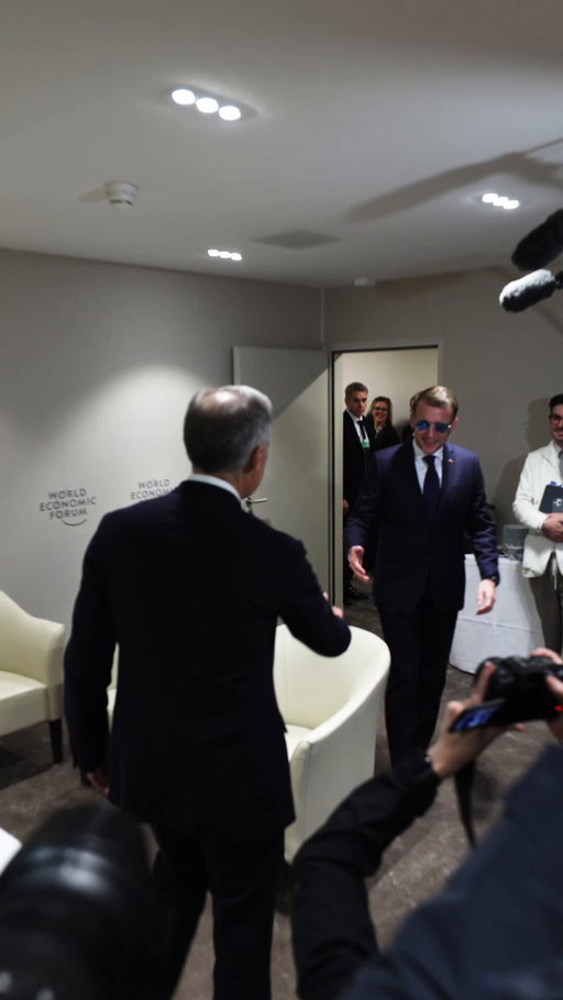 Good to see President @EmmanuelMacron in Davos today.
 
Canada and France will always stand together for sovereignty, territorial integrity, and peace. 