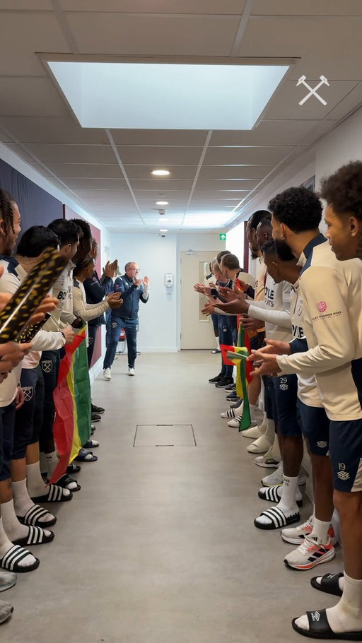 A very warm welcome for our AFCON champion 🇸🇳🏆 