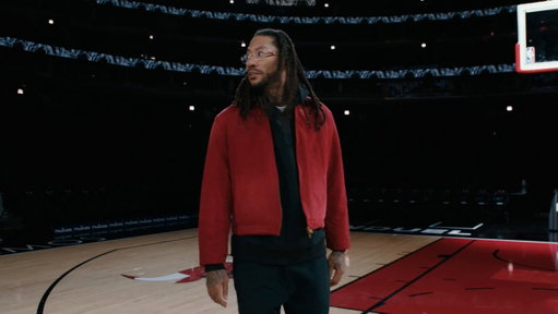 The moment Derrick Rose sees his banner for the first time and is joined by his family, Joakim Noah, Taj Gibson, and Kirk Hinrich 🥹 