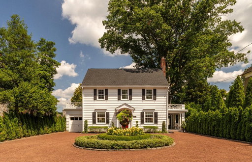 You wake up to the Delaware River outside your window 🌊

$5,500,000 buys a waterfront estate in the heart of New Hope with a private dock, luxury interiors, river views from every room, and Main Street just steps away.

📍64 N Main Street, New Hope, PA
DM for more info 