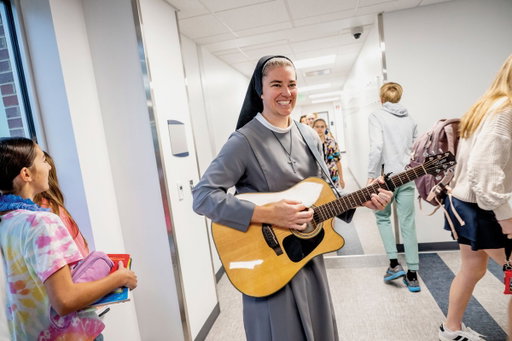 From Big Ten titles as an @OhioStateWBB captain to a life of service, Sister M. Xavier Schulze’s journey began at Ohio State. Today, she brings that same discipline and joy to her work as a teacher and campus minister. 🏀🫶 https://t.co/Faerl5rHmD 