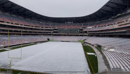 Buffalo’s new $2.2B Highmark Stadium opens this summer with a canopy preventing snowfall on most seats, heated field and concourses, and climate-controlled warmup areas. 

A modern, identity-driven build that keeps football outdoors.

https://t.co/d1rORnbdSp 