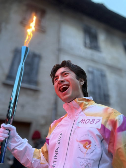 🏑🔥 Olympic Flame + Hudson Williams &amp; Connor Storrie as torchbearers

= ABSOLUTE CINEMA 🎬

#MilanoCortina2026 #Olympics #TorchRelay2026 #Feltre 