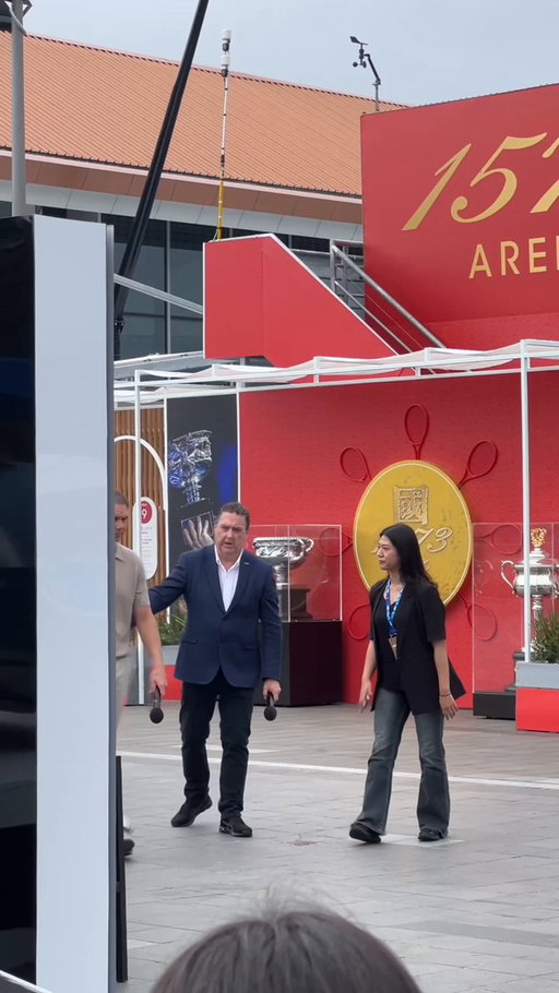 A very familiar face made an appearance at the Australian Open 🇪🇸

#AO26 | @RafaelNadal 