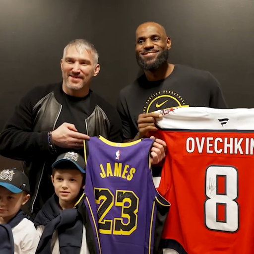 The #Gr8 brought a crew for King James 👑

#ALLCAPS x #LakeShow 