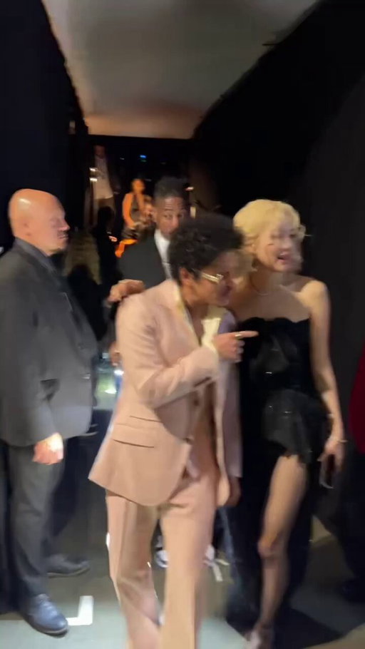 My favorite duo: Big Bad #Rosé and @BrunoMars! 

📍 2026 #GRAMMYs 
