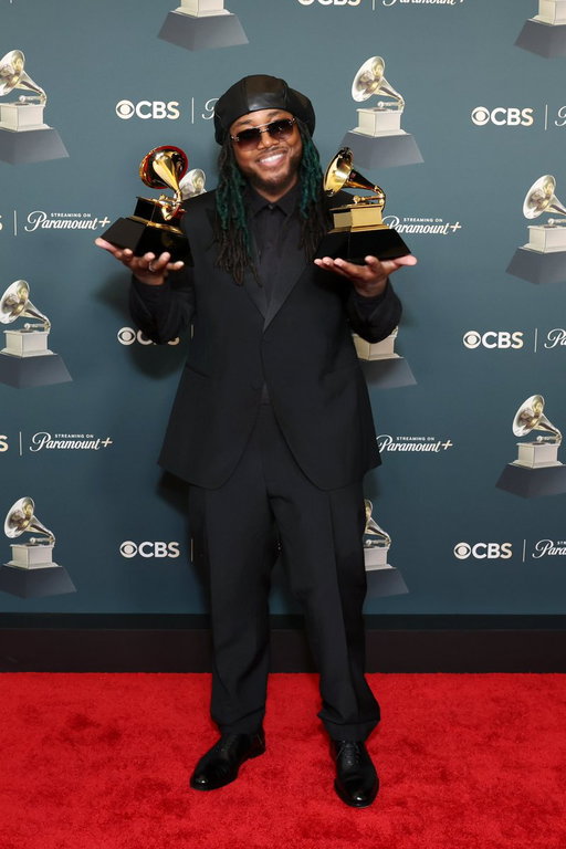 How fast? 20+ years 🏆🙏🏾 I’m grateful beyond words to be recognized by @grammys for Best R&B Album and Best Traditional R&B performance. I can’t thank the fans enough for every time you press play, vibe out on tour, and show love. To my collaborators who helped to bring MUTT to life, we did it!! 

Photo by Getty Images for the Recording Academy®.