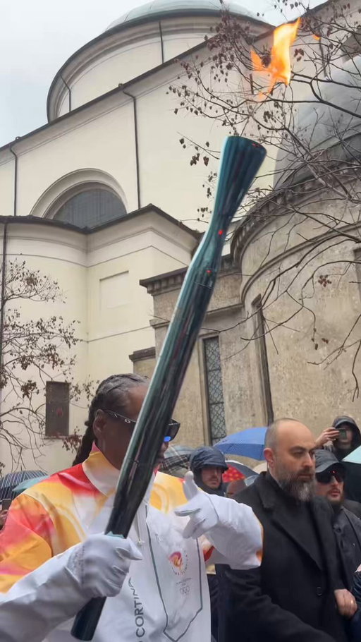 Yes, @SnoopDogg torchbearer in #Gallarate 🔥🔥

#MilanoCortina2026 #Olympics #TorchRelay2026 