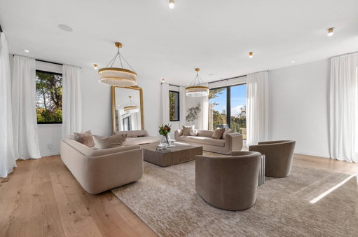 Renting during the US Open like this hits different ⛳️🔥

$364,285 per month for a brand new Shinnecock Hills estate with theater room, rooftop coffee bar, outdoor showers, and front row access to the 2026 US Open energy.

📍307 Montauk Hwy, Southampton, NY 