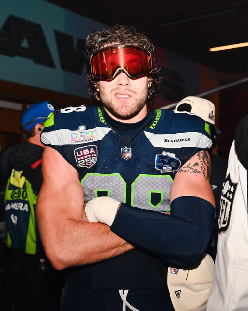 RT @Seahawks: AJ Barner, you are a Super Bowl champ. 🤝 