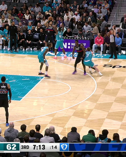 THE PISTONS AND HORNETS THROWING HANDSSSSS 