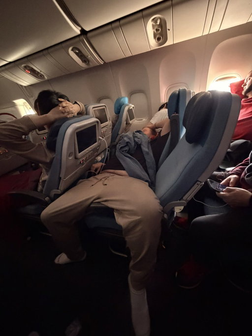 I’ve only seen this move on an airplane when a 6yr old lies in his mother’s lap but nah, that’s 42 yr old Mintz and @SamGoldfinger_ #Mintzstanbul 