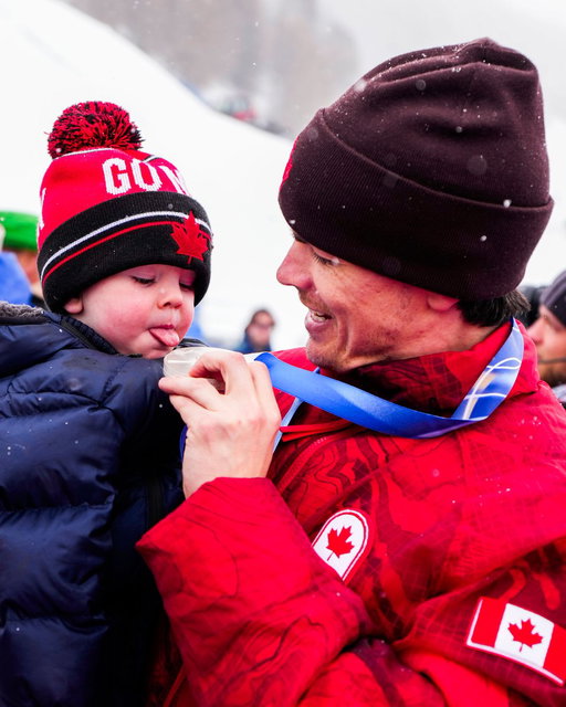 Testing what dad’s Olympic medal tastes like 😋

📸 Darren Calabrese/COC 