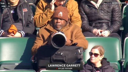 Do we think Cleveland Browns’ Myles Garrett borrowed his dad’s camera setup to watch his girlfriend, three-time Olympian Chloe Kim, absolutely shred the women’s snowboard halfpipe? 🏂🔥 