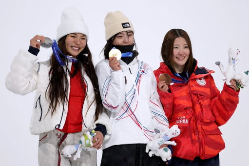 🇺🇸 🇰🇷 🇯🇵
🥈 🥇 🥉

A snowy evening in Livigno for the Snowboard Halfpipe!

Gaon Choi wins the Republic of Korea’s first GOLD medal at the Milano Cortina 2026 Games!
Silver for legend Chloe Kim and bronze for Japan’s Mitsuki Ono!

#MilanoCortina2026 #Olympics #Snowboard #Snowboarding