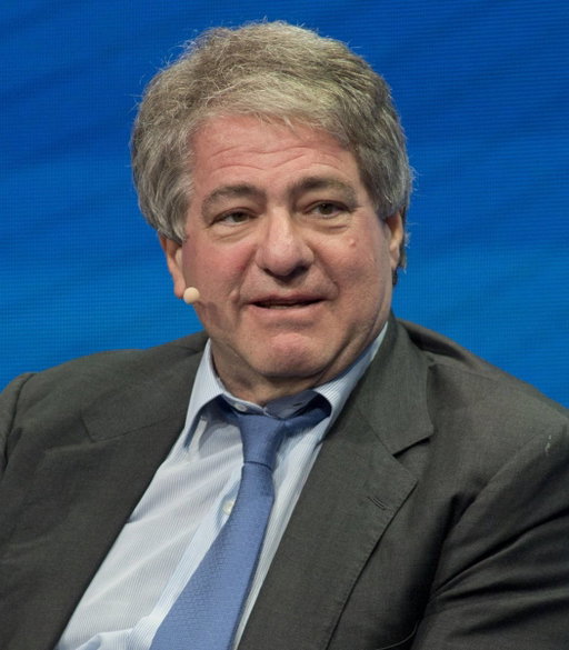Schools all over the U.S. are cancelling picture day due to Leon Black, the co-founder of the parent company that owns Lifetouch, being listed in the Epstein Files.

Lifetouch is the biggest school picture company in America and photographs millions of kids every year. 