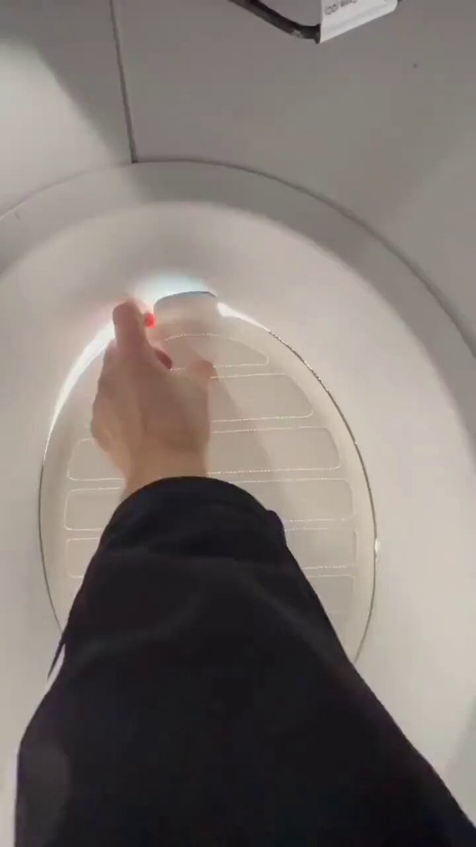 Dragon is docked with @Space_Station 
 