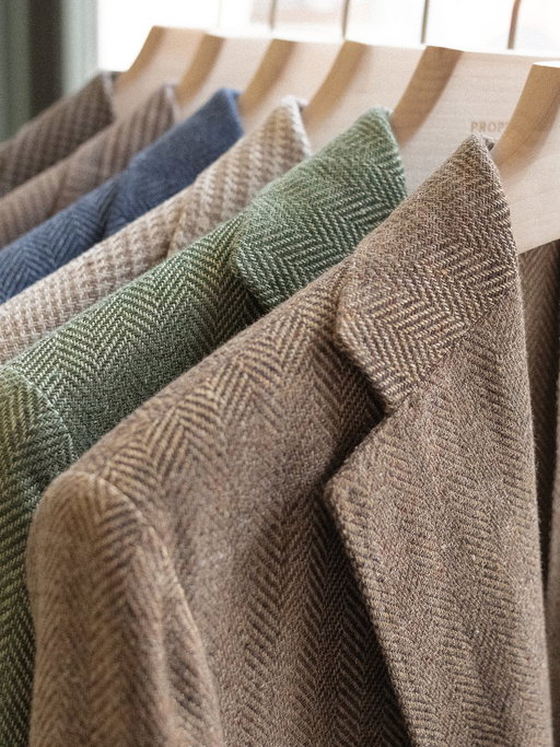 Warm days are coming. Get ahead with lightweight Italian jackets in fresh hues and versatile weaves. 
