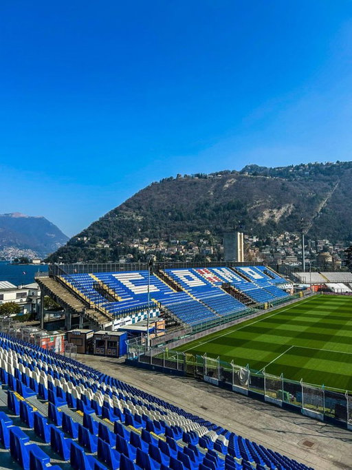 The stunning backdrop of Como’s stadium… 🏟️🏔️ 