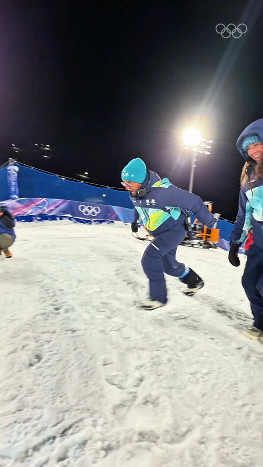 The volunteers have invented a new Winter Olympic sport at #MilanoCortina2026 👀 

The rules are currently unclear. ❄️ 