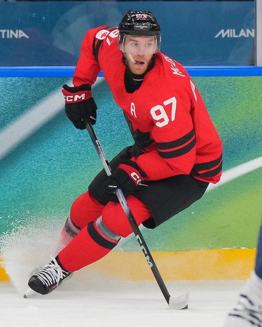 Sidney Crosby will not play in the semifinals. Connor McDavid will wear the ‘C’ today, with Cale Makar and Nathan MacKinnon serving as alternates.

Sidney Crosby ne jouera pas en demi-finale. Connor McDavid portera le « C » aujourd’hui, Cale Makar et Nathan MacKinnon, le « A ». 