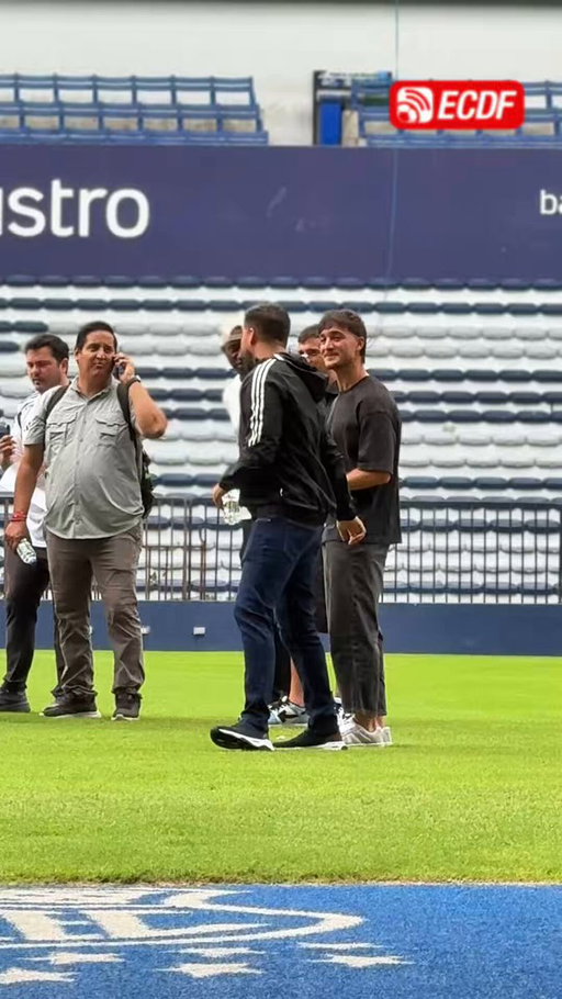 MILLER BOLAÑOS, ORTÍZ Y FIGURAS DE EMELEC PRESENTES EN LAS ELECCIONES 🗳️☑️

Jugadores y referentes del plantel dijeron presente en la jornada electoral del Club Sport Emelec. 🤝

@Rahabvillacress está en el lugar cubriendo cada detalle de este momento clave para la institución 🔝 