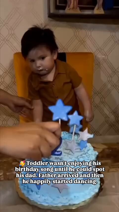 Toddler wasn't enjoying his birthday song until he made sure his dad was in the room. Once his father arrived he happily started dancing.
🥳🎉❤️🎂🎈🎁 