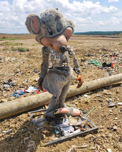 🤯 CRAZY DISCOVERY 🤯

At a local landfill in Alabama, someone found a discarded Chuck E. Cheese animatronic sitting among the debris. 

Rather than letting it fade into obscurity, the animatronic was put up for auction. 

Grant, a dedicated collector and restorer, purchased the broken character and began the long process of bringing it back to life.

From sitting in a landfill to standing fully assembled once again, Landfill Chuck got a second chance.

(via cecflorida/IG)