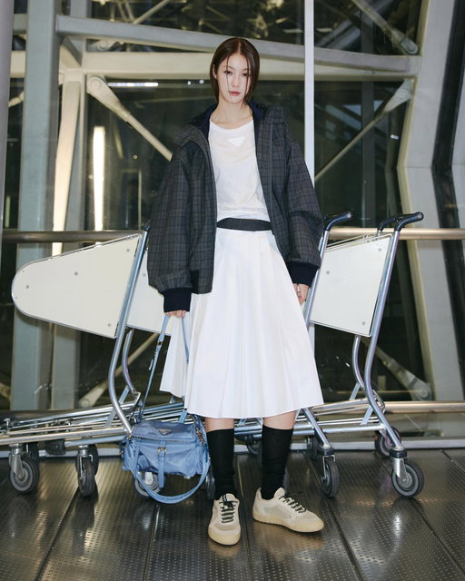 Namtan Tipnaree is off to Milan in a full Prada look to attend the Prada FW26 Womenswear Fashion Show.

#PradaFW26 #MiucciaPrada #RafSimons #NamtanTipnaree @NamtanTipnaree 