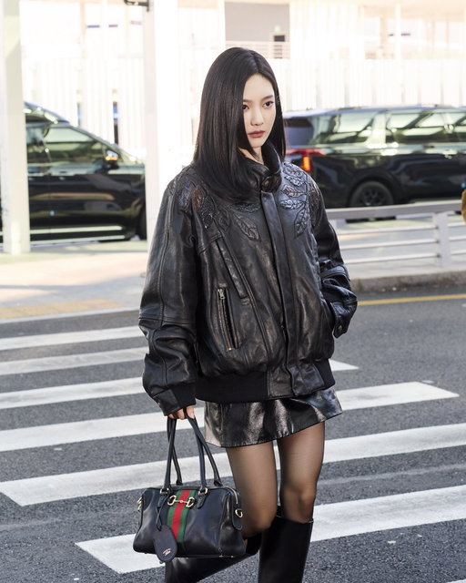 #NingNing from @aespa_official seen on her way to Milan for the #GucciPrimavera fashion show in #Gucci and carrying the #GucciBorsetto. #aespa 