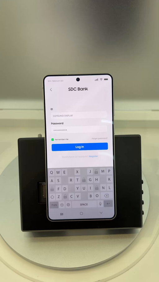 So I found more use for that S26 Ultra privacy display at the Samsung display booth. You can do bottom screen, notifications which you can already do and then side only privacy #S26Ultra #MWC2026 