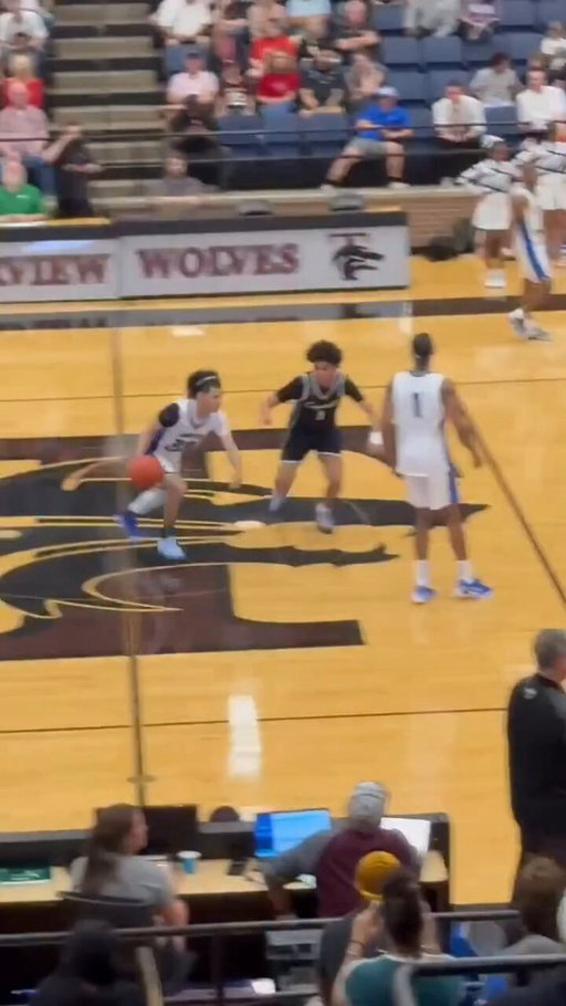 North Crowley (TX) PG Isaak Hayes to guard Jonathan Fox for the insane alley-oop🤯

(via @isaakhayes22) 

https://t.co/pKBrk0zrkP 