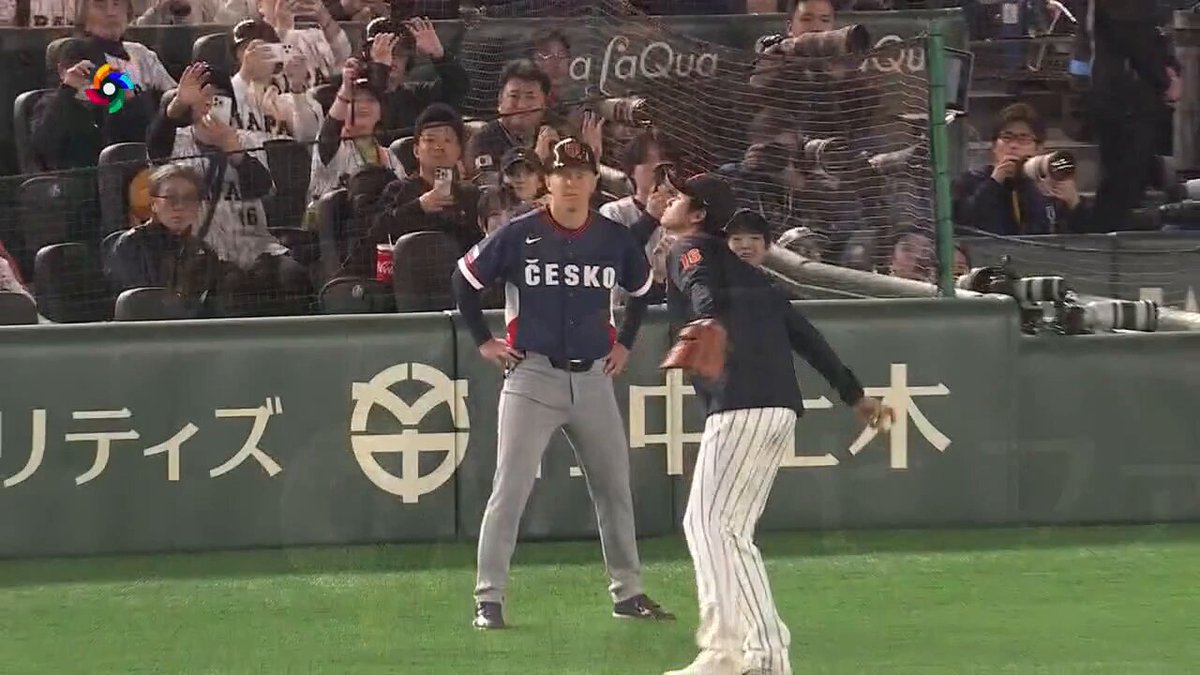 Shohei Ohtani made sure this young fan got the baseball!

And he couldn’t hold back his excitement 🥹 
