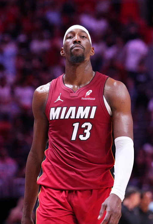 BAM ADEBAYO AT HALFTIME 🤯

43 PTS 
13/24 FG
5/11 3PT
12/14 FT 
5 REB
19 MIN

WHAT IS GOING ON. 