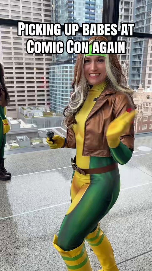 Picking up cuties at Comic Con again! 

Hit me with your best X-Men pickup lines, I struggled finding good ones!

Rogue cosplayer on the left @gmuhvo 

#cosplay #xmen 