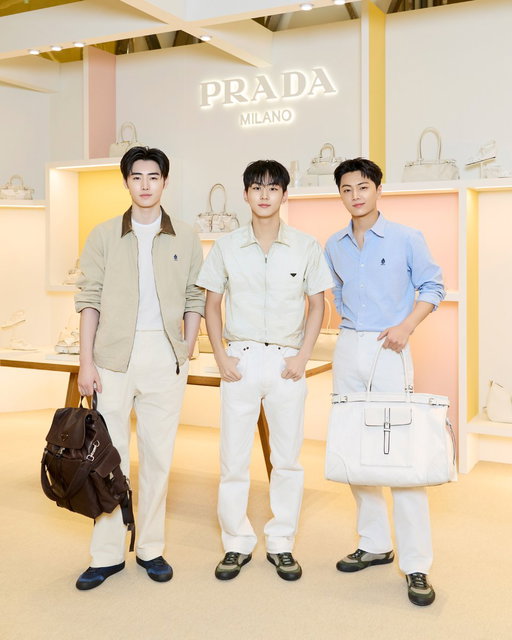 Prada Ambassadors ENHYPHEN members SUNGHOON, JUNGWON and JAY, together with Prada Ambassador Sana attend the opening of the Prada White Sun pop-up at Lotte Department Store Jamsil Avenue in Seoul, celebrating a space where luminosity defines the architecture. 
Visit the pop-up until April 5 and discover more about Prada White Sun worldwide: https://t.co/QyqJ9vq2Ze 

#PradaPeople #Prada #ENHYPHEN #Sana